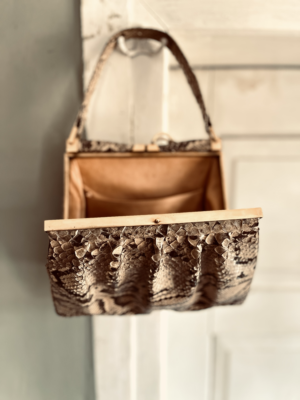 Außergewöhnliche Ledertasche, antikes Einzelstück – Bild 4