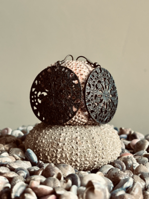 große runde Ohrringe mit filigranem Muster – Bild 3