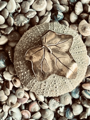 bezaubernder Anhänger mit Biene & Blatt – Bild 4