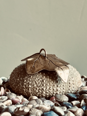 bezaubernder Anhänger mit Biene & Blatt – Bild 5