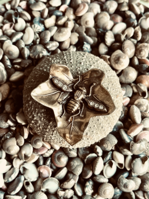 bezaubernder Anhänger mit Biene & Blatt – Bild 3