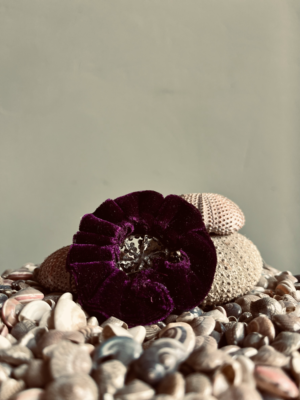 edle Anstecknadel aus Samt – Bild 3