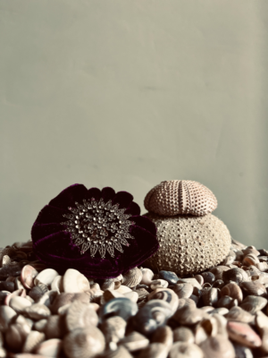 edle Anstecknadel aus Samt – Bild 2