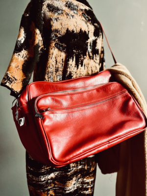 große rote Tasche aus Kunstleder – Bild 4