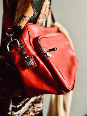 große rote Tasche aus Kunstleder – Bild 2
