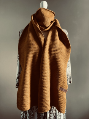 weicher senffarbener Schal von Knit Factory – Bild 1