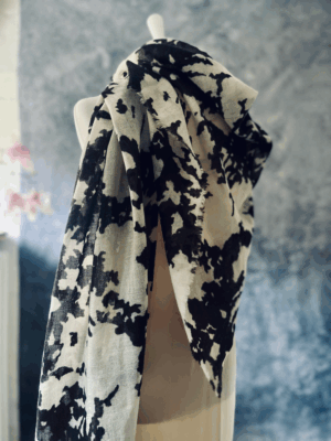 Zarter Wollschal mit abstrakten Muster – Bild 3