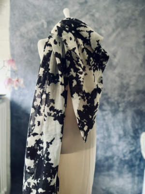 Zarter Wollschal mit abstrakten Muster – Bild 2