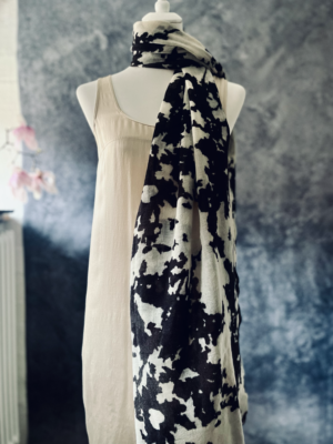 Zarter Wollschal mit abstrakten Muster – Bild 1