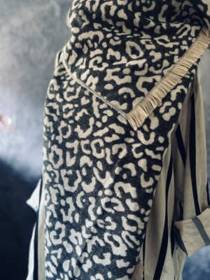 Großartiger Wollschal mit Leopardenmuster – Bild 3