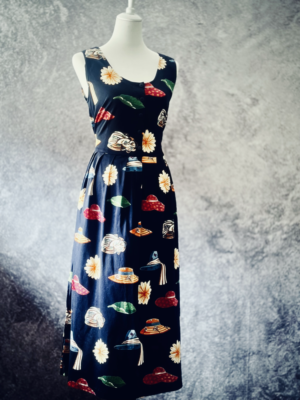 Kleid mit Hüten von Daniels, M – Bild 3