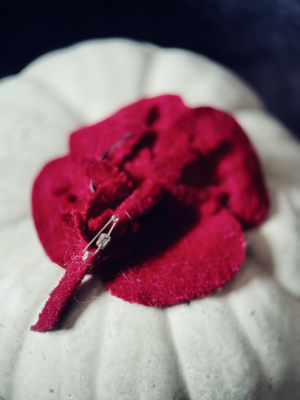 Blume aus rotem Filz zum anstecken – Bild 3